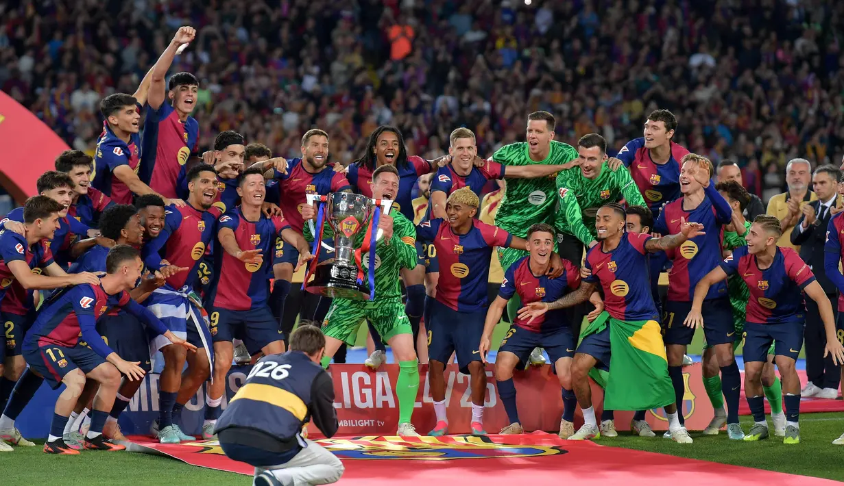 Para pemain Barcelona merayakan gelar Liga ke-28 usai pertandingan sepak bola Liga Spanyol melawan Villarreal CF di Estadi Olimpic Lluis Companys pada 18 Mei 2025. (MANAURE QUINTERO/AFP)