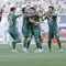 Para pemain Persebaya merayakan kemenangan saat melawan PSM di Stadion GBT Surabaya (persebaya.id)