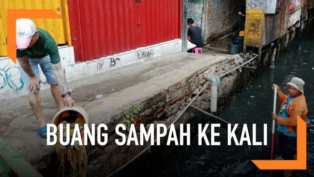 VIDEO: Pria Buang Sampah ke Kali depan Petugas, Kena Akibatnya