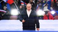 Presiden Rusia Vladimir Putin saat menyampaikan pidatonya pada konser perayaan  delapan tahun referendum tentang status negara bagian Krimea dan Sevastopol serta penyatuannya kembali dengan Rusia, di Moskow, Rusia (18/3/2022). (Sergei Guneyev/Sputnik Pool Photo via AP)