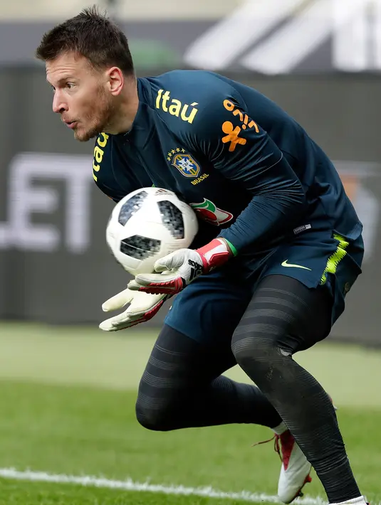Kiper Brasil, Neto menangkap bola saat mengikuti sesi latihan tim sepak bola nasional Brasil di Berlin, Jerman, (26/3). Brasil akan menghadapi Jerman pada pertandingan persahabatan internasional pada 27 Maret di Berlin. (AP Photo/Michael Sohn)