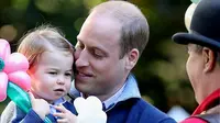 Di pelukkan sang ayah, Charlotte terlihat sangat menyukai balon bunganya itu. Putri pangeran William dan Ratu Kate Middleton ini dengan senyum mungilnya terlihat sangat senang memiliki balon tersebut.