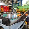 Pekerja melakukan pemilahan sampah dari mesin pencacah yang akan dijadikan pupuk kompos di tempat penyaringan sampah di TB Simatupang, Jakarta, Selasa (9/1/2024). (Liputan6.com/Herman Zakharia)
