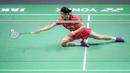 Pebulu tangkis tunggal putri Korea Selatan, An Se Yong terjatuh saat menerima kok dari wakil China, Wang Zhi Yi pada babak semifinal Indonesia Open 2024 di Istora Senayan, Jakarta, Sabtu (08/06/2024). (Bola.com/Bagaskara Lazuardi)