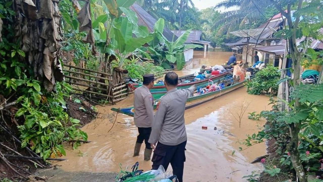 Polda Jambi Sigap Bantu Evakuasi Korban Banjir di Merangin dan Sarolangun