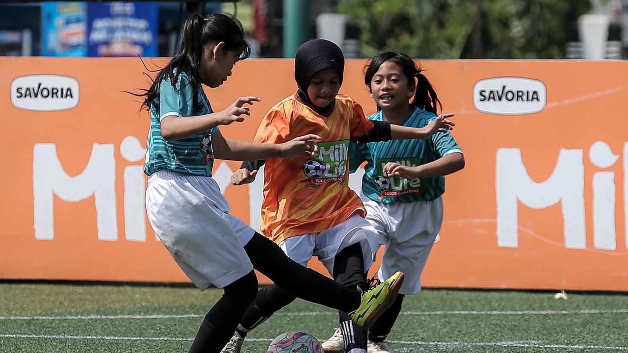 FOTO: Keseruan Murid SD Bermain Bola saat MilkLife Soccer Challenge-Jakarta 2025