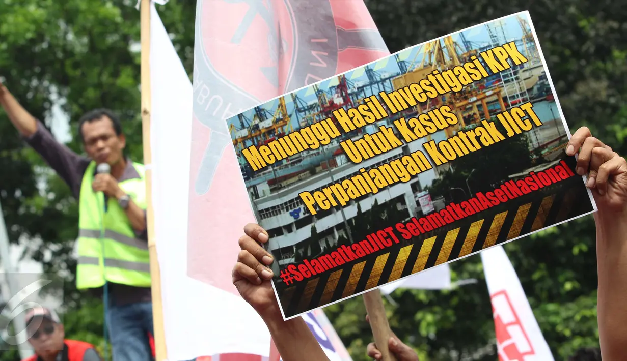 Pekerja yang tergabung dalam FPPI dan Serikat Pekerja JICT membentangkan poster saat unjuk rasa di depan Gedung KPK, Jakarta, Selasa (9/5). Pekerja meminta kepada investor Hongkong Hutchison port untuk bertanggung jawab. (Liputan6.com/Helmi Afandi)