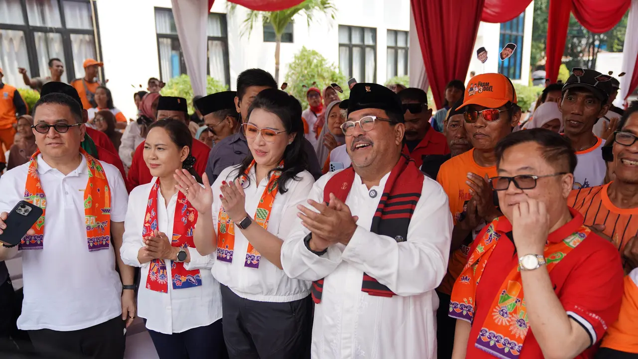 Cawagub Jakarta Rano Karno di Festival 1000 Nasi Uduk di GOR Cengkareng, Jakarta Barat, (6/10/2024).