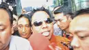Ketua Umum PPP, Romahurmuziy dengan rompi tahanan meninggalkan gedung KPK, Jakarta, Sabtu (16/3). Romahurmuziy yang terjerat Operasi Tangkap Tangan (OTT) di Surabayapada Jumat (15/3) pagi itu ditahan KPK. (Liputan6.com/Faizal Fanani)