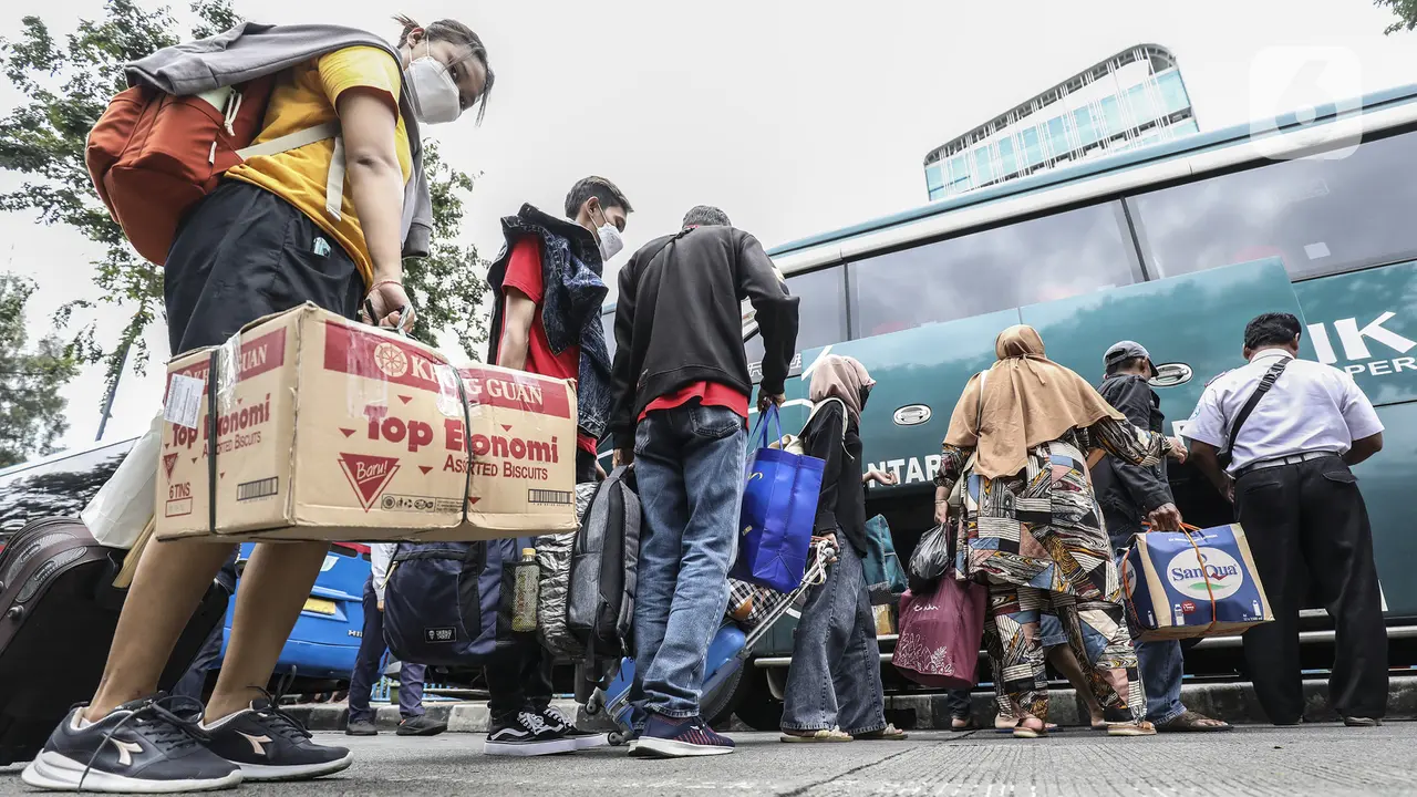 FOTO: Terminal Grogol Mulai Dipadati Pemudik