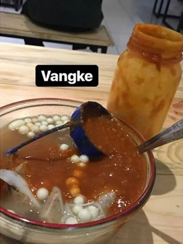 6 Momen Apes Ketumpahan Sambal saat Makan Ini Bikin Elus Dada