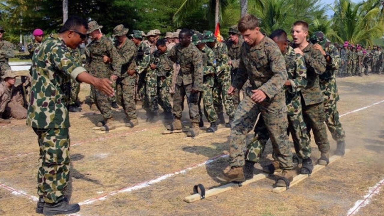 Kekompakan prajurit Marinir TNI dan Amerika lomba 17-an di Situbondo