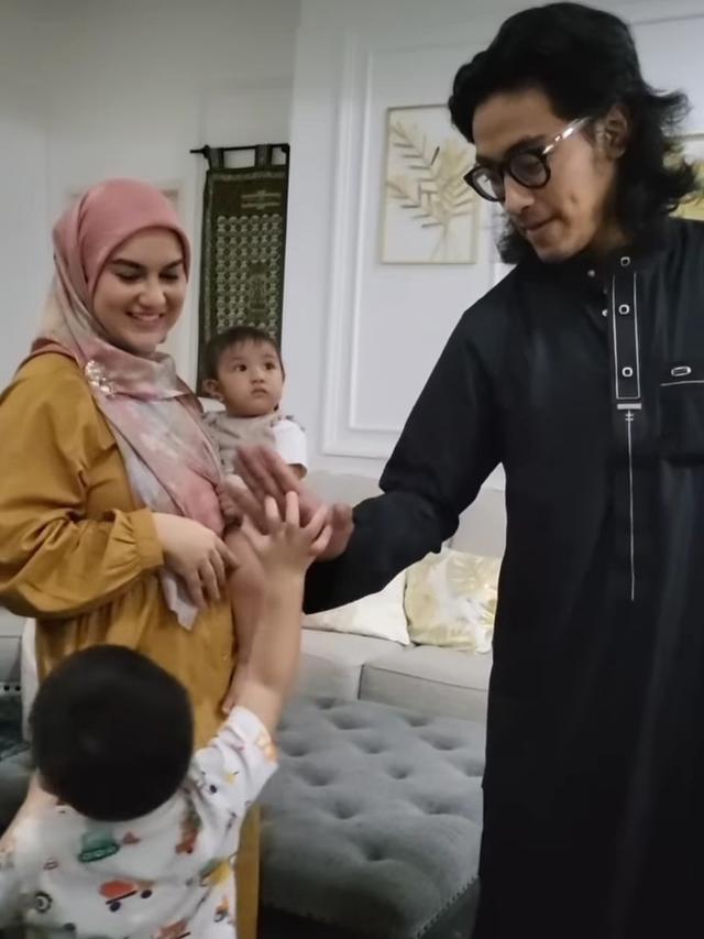 Irish Bella buka puasa Ramadhan di rumah Umi Pipik (Foto: Instagram _ummi_pipik_)