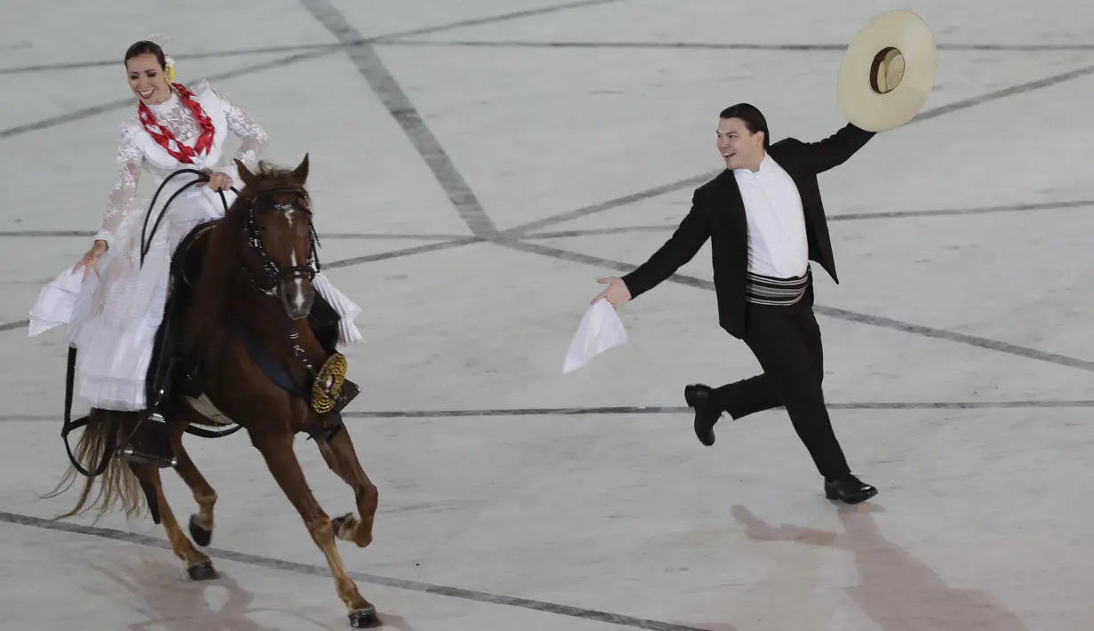Penari menaiki kuda saat tampil dalam Upacara Pembukaan Pan American Games Lima 2019 di Estadio Nacional, Lima, Peru (26/7/2019). Pan American Games XVIII diadakan dari 26 Juli hingga 11 Agustus 2019. (AP Photo/Silvia Izquierdo)