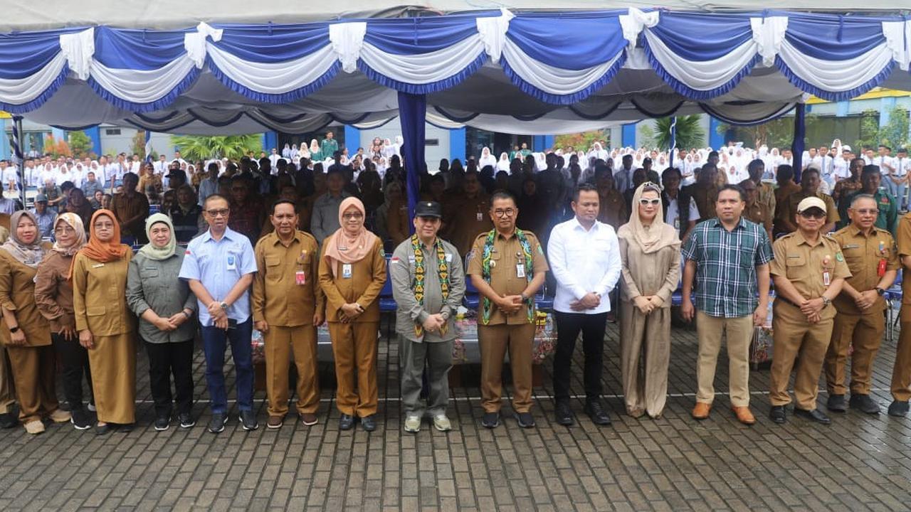 Pj Gubernur Kaltim Akmal Malik Panen Melon di SMAN 3 Tenggarong