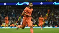 Gelandang Olympique Lyon, Nabil Fekir, merayakan gol ke gawang Manchester City pada laga Grup F Liga Champions, di Etihad, Rabu (19/9/2018). (AFP/Oli Scarff)