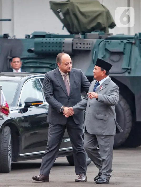 <p>Menteri Pertahanan RI Prabowo Subianto (kanan) berjabat tangan dengan Wakil Perdana Menteri dan Menteri Negara Urusan Pertahanan Qatar Khalid bin Muhammad Al-Attiyah (kiri) usai melakukan pertemuan di kantor Kementerian Pertahanan, Jakarta, Minggu (4/6/2023). (Liputan6.com/Angga Yuniar)</p>