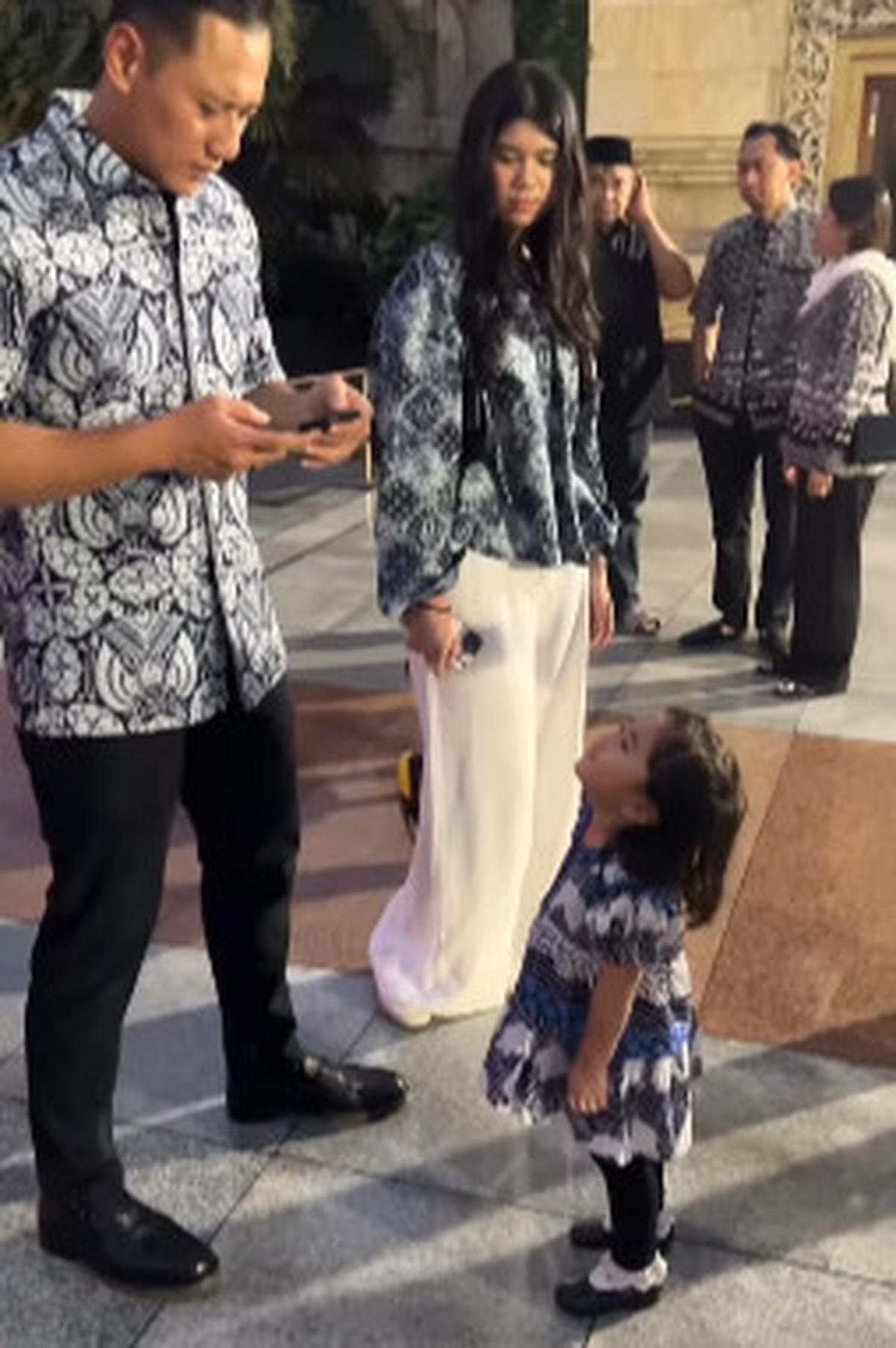 AHY Lagi Ngobrol Serius, Tiba-Tiba Ada Gadis Lucu Ngolongi Sang Menko Bikin Tak Bisa Berkata-kata