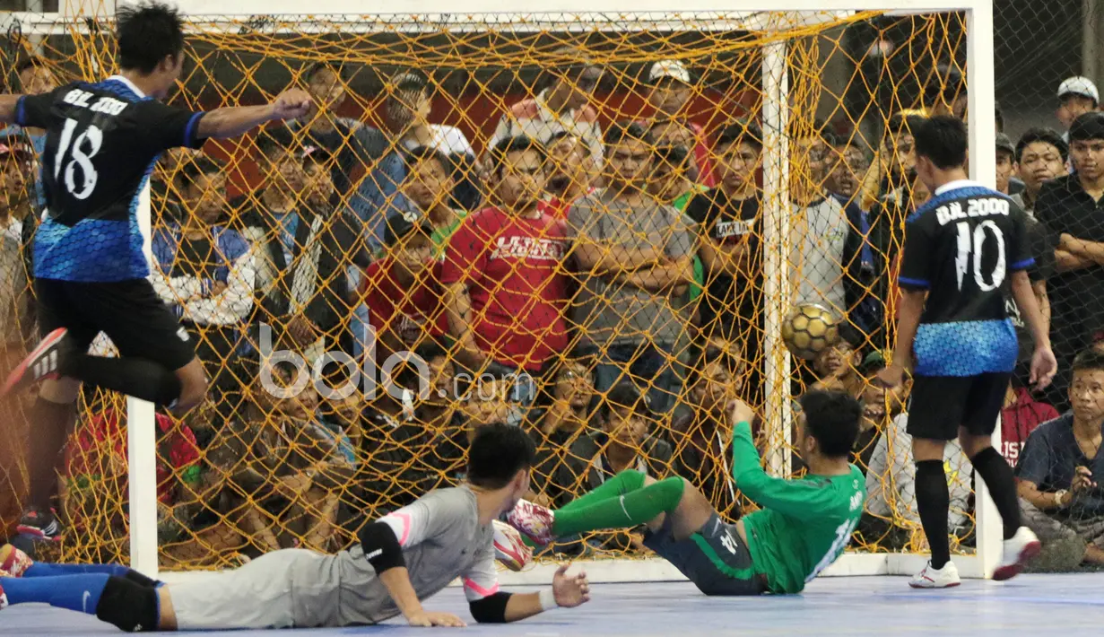 Pemain BJL 2000  mencetak gol ke gawang Timnas Indonesia pada laga Uji Coba di Lapangan Futsal Tifosi Sport Center, Jakarta, (14/1/2017). Timnas menang 7-5. (Bola.com/Nicklas Hanoatubun)
