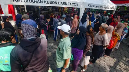 Antrean Warga Saat Penyaluran Beras Bantuan Pangan di Kebon Baru Jakarta
