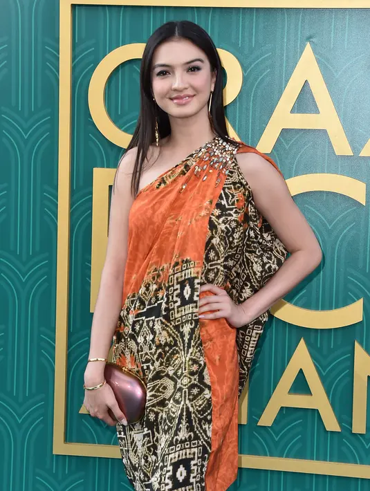 Aktris Raline Shah tersenyum saat menghadiri pemutaran perdana film "Crazy Rich Asiaans" dari Warner Bros Pictures di TCL Chinese Theatre IMAX di Hollywood, California (7/8). (AFP Photo/Alberto E. Rodriguez)