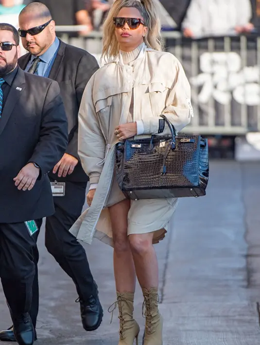 "Aku tak percaya aku bisa menyembunyikan kehamilanku ini," tulis Khloe Kardashian dalam websitenya. (HollywoodLife)