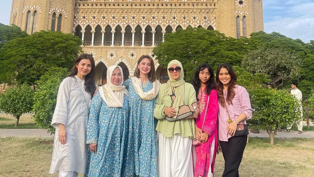 Potret Dewi Perssik rayakan lebaran di Pakistan (Sumber: Instagram/@dewiperssik9)