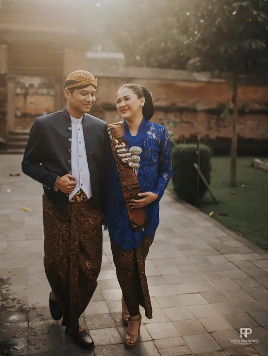 "Aku browsing banyak nama yang sekiranya sesuai dengan doa. Artinya bagus terus laki banget. Kalau Nugroho Putro itu nama belakangnya mas Ade," timpal Vicky Shu.   (Instagram/vickyshu)