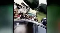 Polisi mengepung dan melepaskan sejumlah tembakan ke arah kendaraan di Jalan Fatmawati, Kota Lubuk Linggau, Sumatera Selatan. (Liputan 6 SCTV)