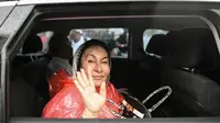 Rosmah Mansor, istri mantan perdana menteri Malaysia Najib Razak, melambai saat dia pergi setelah menghadiri rapat umum yang diselenggarakan oleh politisi Muslim menentang penandatanganan konvensi anti-diskriminasi PBB (ICERD) di Lapangan Merdeka di Kuala Lumpur pada 8 Desember 2018. (MOHD RASFAN / AFP)