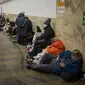 Orang-orang berbaring di peron kereta bawah tanah Kiev, menggunakannya sebagai tempat perlindungan bom di ibu kota Ukraina, 24 Februari 2022. Warga di Kiev tampak berlindung di stasiun bawah tanah kota dan tempat-tempat aman lainnya untuk menghindari invasi Rusia. (AP Photo/Emilio Morenatti)