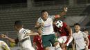 Gelandang Tira Persikabo, Guntur Triaji (tengah) menyundul bola ke gawang Timnas Indonesia. (Foto: Bola.com/M. Iqbal Ichsan)