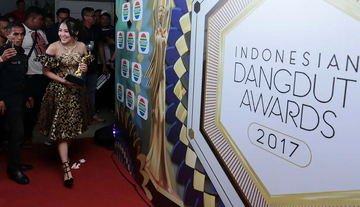 Menengok ke belakang, Via Vallen dibesarkan dari keluarga dangdut. Sejak kecil menyukai musik. Ayahnya Mohammad Arifin gitaris yang juga memiliki grup orkes. Sejak kelas 5 SD, ia mulai pentas di sekolah dan ikut lomba nyanyi. (Deki Prayoga/Bintang.com)