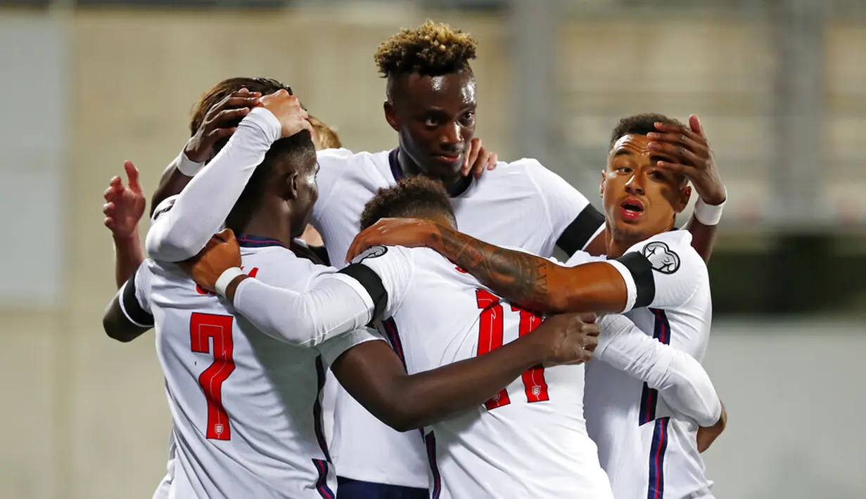 Para pemain Inggris melakukan selebrasi usai Bukayo Saka mencetak gol ke gawang Andorra pada pertandingan kualifikasi Grup I Piala Dunia 2022 di National Stadium, Andorra la Vella, 9 Oktober 2021. Inggris menang 5-0. (AP Photo/Joan Monfort)