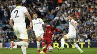 Pemain Liverpool Sadio Mane (tengah) menendang bola untuk mencetak gol ke gawang Leeds United pada pertandingan Liga Inggris di Elland Road, Leeds, Inggris, 12 September 2021. Liverpool menang 3-0. (Oli SCARFF/AFP)