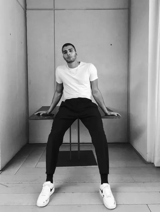 Dalam gambar yang ditangkap paparazzi, Younes terlihat tengah mencari cincin yang mahal. (instagram/younesbendjima)