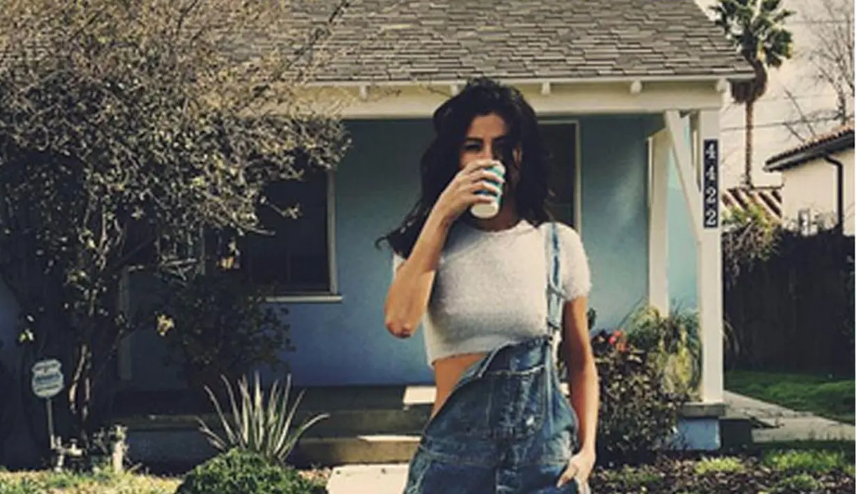 Kabar soal Selena  Gomez dan The Weeknd memang tak ada habisnya, namun hubungan yang baru seumur jagung itu harus terpisahkan oleh jarak. Pasangan ini harus menjalani hubungan jarak jauh atau LDR. (Instagram/selenagomez)