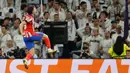 Atletico baru bisa menyamakan kedudukan di menit ke-32. Tembakan keras Julian Alvarez sukses menghujam gawang Real Madrid yang dikawal Thibaut Courtois. (Pierre-Philippe MARCOU/AFP)