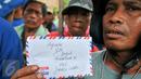 Seorang tukang becak menunjukkan amplop berisi surat untuk Gubernur DKI, Basuki Tjahaja Purnama saat melakukan unjuk rasa di Balai Kota Jakarta, Kamis (28/1). Aksi tersebut terkait larangan para tukang becak untuk beroperasi. (Liputan6.com/Yoppy Renato)