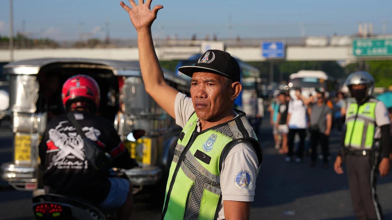 FOTO: Penumpang Terlantar Saat Aksi Mogok Transportasi di Kota Quezon