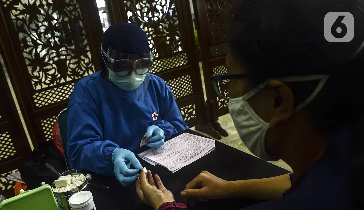 Pegawai mengikuti donor darah di Kompleks Parlemen, Senayan, Jakarta, Rabu (11/11/2020). Palang Merah Indonesia (PMI) mengimbau masyarakat kembali menjadi pendonor darah, karena stok darah menurun selama pandemi Covid-19. (Liputan6.com/Johan Tallo)