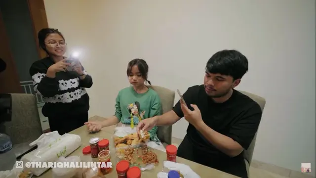 Thariq dan Fuji Bukber di Rumah Baru