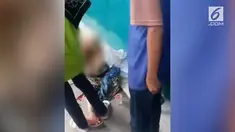 Kejam, seorang wanita tega menendang wajah nenek penjual jambu hanya karena ia kesal ditawari dagangan si nenek.