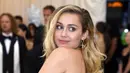 Penyanyi dan artis Hollywood, Miley Cyrus berpose setibanya pada ajang Met Gala 2018 di Metropolitan Museum of Art New York, Senin (7/5). Miley Cyrus tampil mengenakan gaun hitam yang memamerkan bagian punggung mulusnya. (Evan Agostini/Invision/AP)