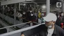 <p>Sejumlah pemudik pejalan kaki antre masuk ke kapal "Roll on-Roll off" (RoRo) untuk menyeberang di Pelabuhan Merak, Banten, Jumat (29/4/2022) dini hari. Berdasarkan data yang dirilis ASDP Cabang Merak, hingga pukul 20.00 WIB, Rabu, 28 April 2022, jumlah penumpang yang menyeberang dari Pelabuhan Merak ada 261.741 orang. (Liputan6.com/Angga Yuniar)</p>