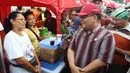 Komisioner Ombudsman Republik Indonesia (ORI), Adrianus Meliala berdialog dengan PKL saat blusukan di Tanah Abang Jakarta, Rabu (17/1). (Liputan6.com/Angga Yuniar)
