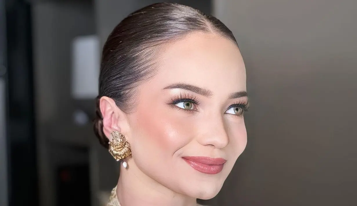 Di momen lamaran, Enzy Storia memercayakan makeup artis Philipe Karunia [@philipekarunia]