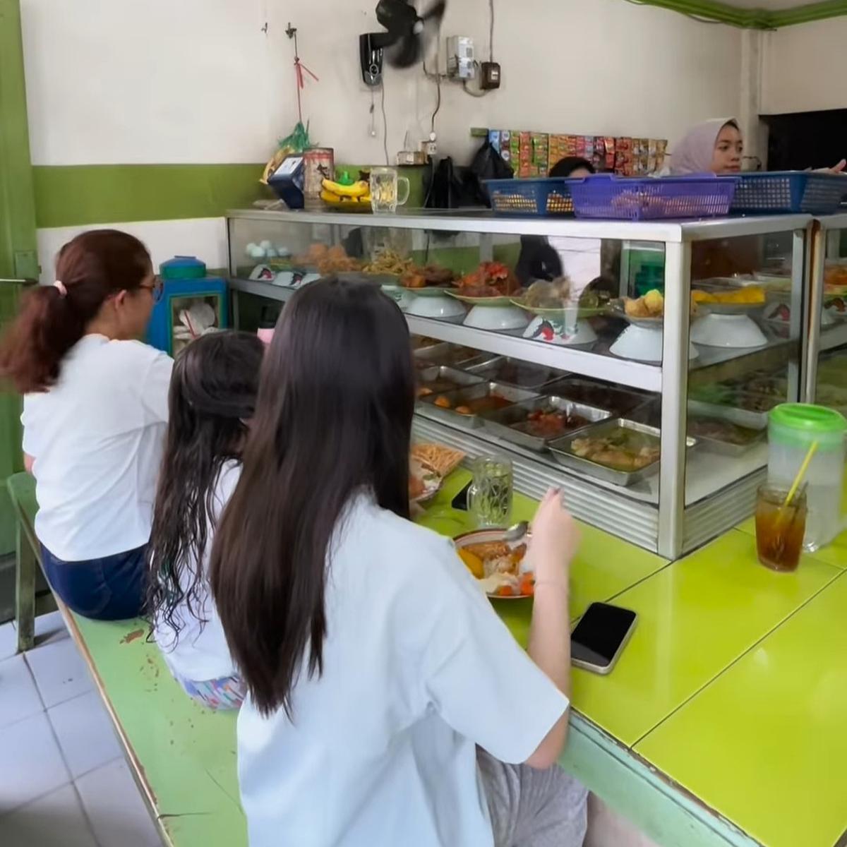 Potret Ussy Sulistiawaty Perdana Ajak Anak-anaknya Makan di Warteg, Visual Ketiga Buah Hatinya Jadi Sorotan