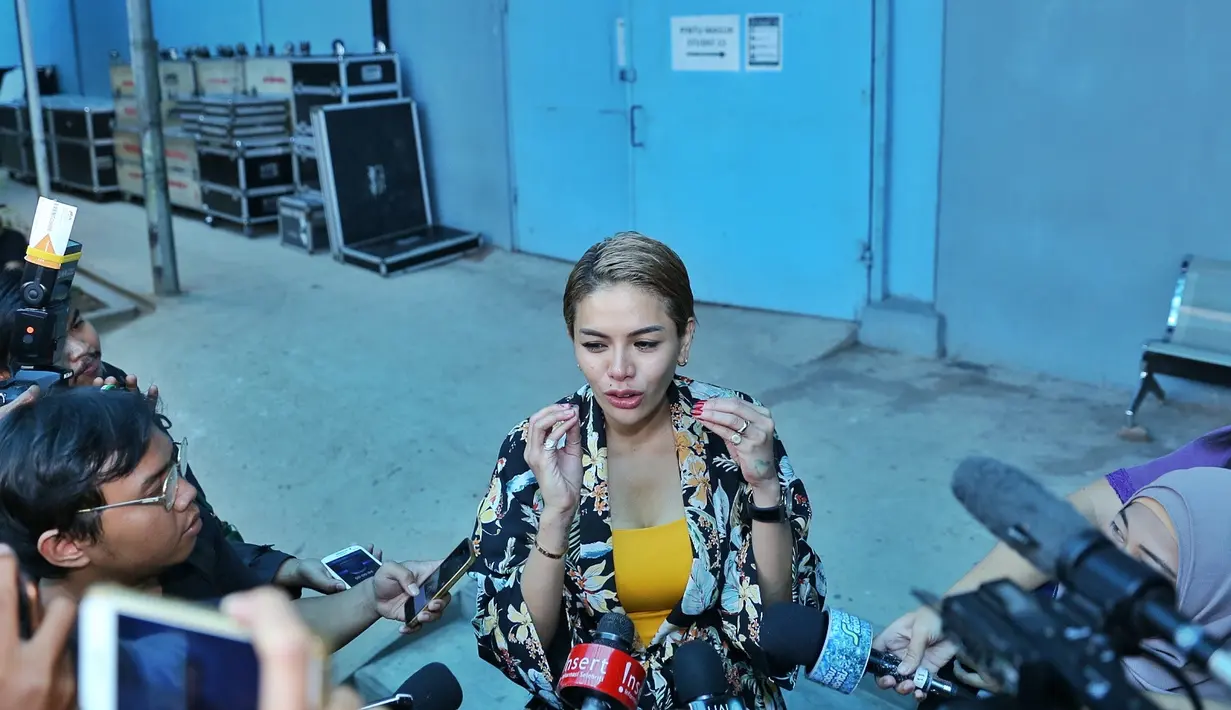 "Cewek harus matre. Hilda cuma minta Rp 20 juta sebulan (pada Billy Syahputra), gue Rp 400 juta. Gue serius," ujar Nikita Mirzani saat ditemui awak media, belum lama ini. (Nurwahyunan/Bintang.com)