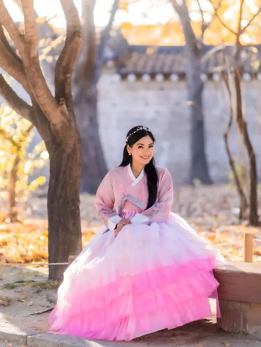 Titi Kamal memancarkan vibes ala putri Korea dalam balutan hanbok nuansa pink. [@titi_kamall]